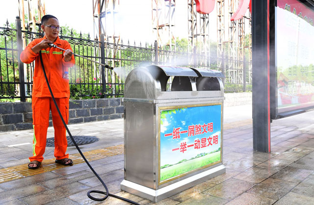 春節(jié)前對果皮箱進(jìn)行清洗