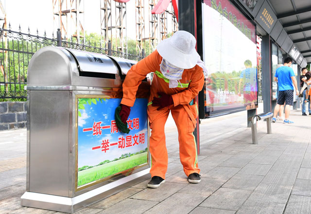 春節(jié)前對果皮箱進(jìn)行清洗