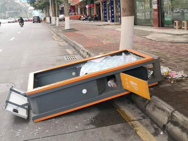 韶關男子街頭狂踹垃圾箱故意毀壞公共設施 韶關男子街頭狂踹垃圾箱故意毀壞公共設施