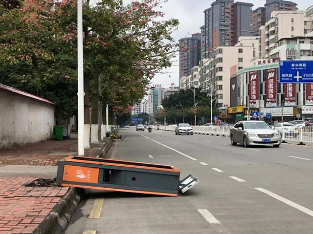 韶關男子街頭狂踹垃圾箱故意毀壞公共設施 韶關男子街頭狂踹垃圾箱故意毀壞公共設施