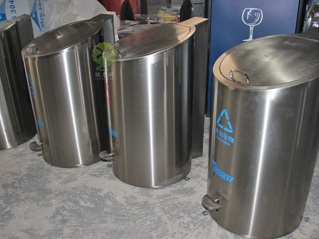 地埋式升降垃圾桶