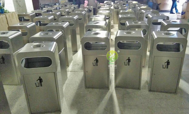 方形垃圾箱還是不銹鋼材質好