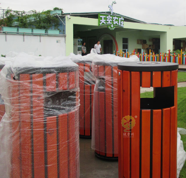 圓形單投口鋼木垃圾筒 圓形單投口鋼木垃圾筒