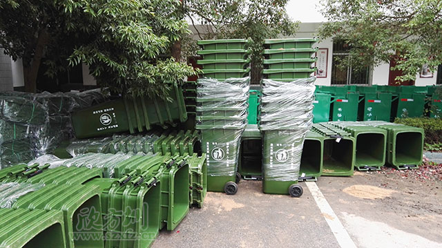 街道塑料垃圾桶